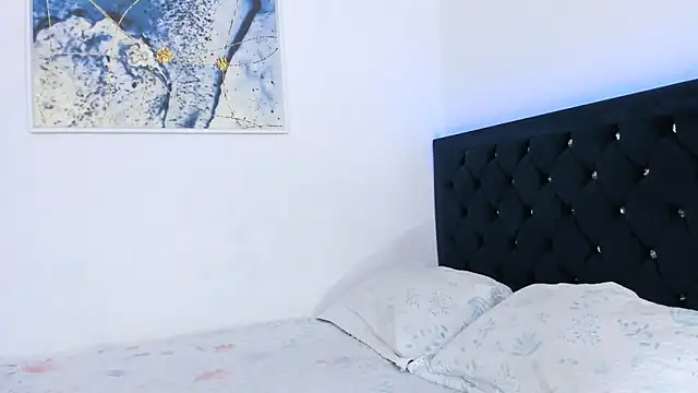 Snapshot of MissMaria chatting on December 5, 3:42 am MissMaria online show from December 5, 3:42 am