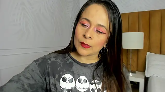 Snapshot of Daphne81_ chatting on February 21, 2:17 am Daphne81 online show from February 21, 2:17 am