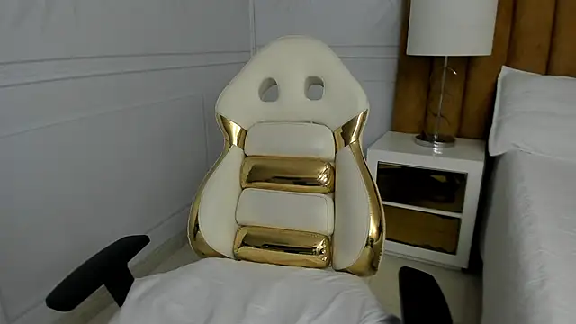 Snapshot of Daphne81_ chatting on February 19, 5:27 am Daphne81 online show from February 19, 5:27 am