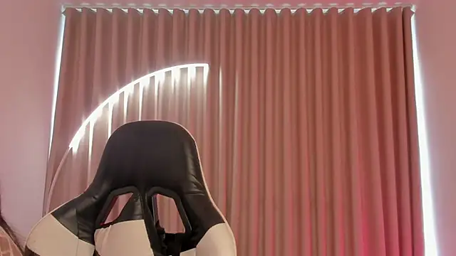 SavannahWildee online show from October 8, 12:17 pm