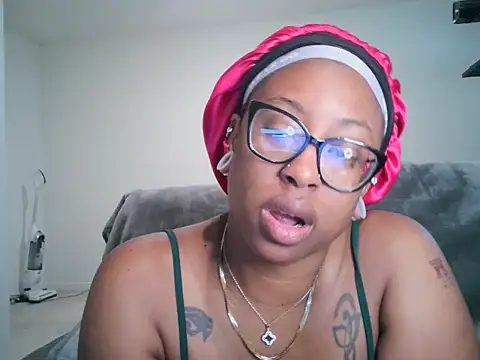 Snapshot of Nyxie_Chaos chatting on May 29, 3:07 pm Nyxie Chaos online show from May 29, 3:07 pm