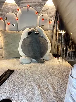  MadiLee  online show from February 6, 3:02 am