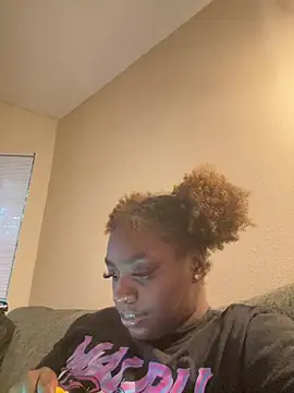 Snapshot of LillShayy chatting on April 24, 12:34 am LillShayy online show from April 24, 12:34 am