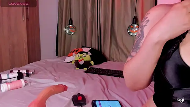 Snapshot of LilyRobertts chatting on October 26, 2:56 am LilyRobertts online show from October 26, 2:56 am