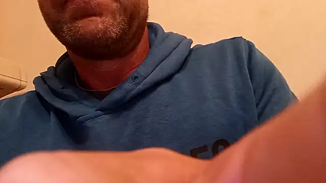 Snapshot of Timbojan28 chatting on May 2, 4:39 am Timbojan28 online show from May 2, 4:39 am