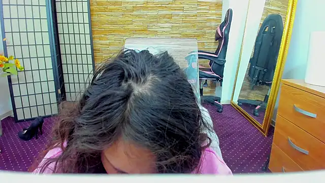 Snapshot of AishaRouhi chatting on December 21, 6:04 am AishaRouhi online show from December 21, 6:04 am