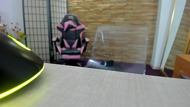 AishaRouhi online show from December 3, 6:14 am