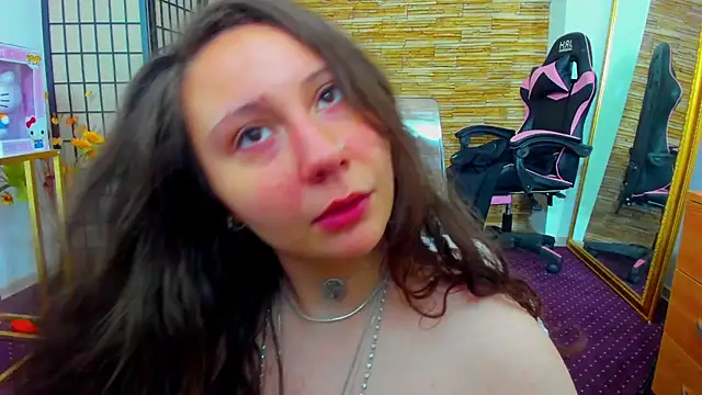 Snapshot of AishaRouhi chatting on January 6, 5:22 am AishaRouhi online show from January 6, 5:22 am