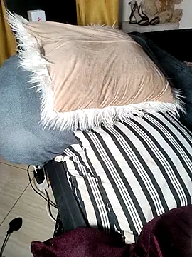 Hugemassivebootie online show from December 1, 7:37 pm