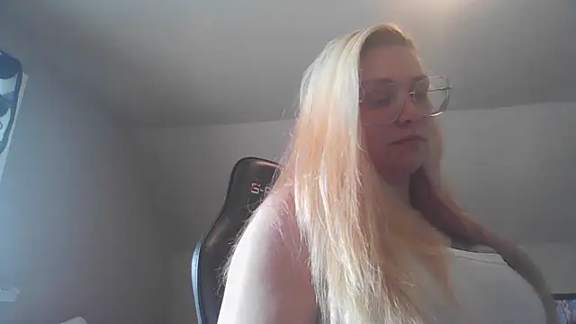 Snapshot of Lalalynn chatting on May 24, 6:30 pm Lalalynn online show from May 24, 6:30 pm