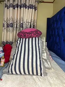 Snapshot of Queenshaz01 chatting on May 25, 9:13 pm Queenshaz01 online show from May 25, 9:13 pm