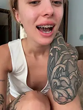 Snapshot of enjoy_my_beauty chatting on July 7, 1:25 pm enjoy my beauty online show from July 7, 1:25 pm