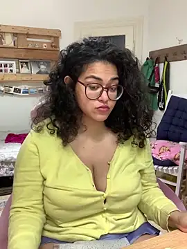 Snapshot of Curvydesifromgermany chatting on May 8, 7:34 am Curvydesifromgermany online show from May 8, 7:34 am