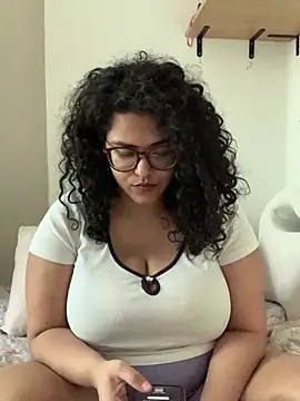 Snapshot of Curvydesifromgermany chatting on May 29, 12:55 pm Curvydesifromgermany online show from May 29, 12:55 pm