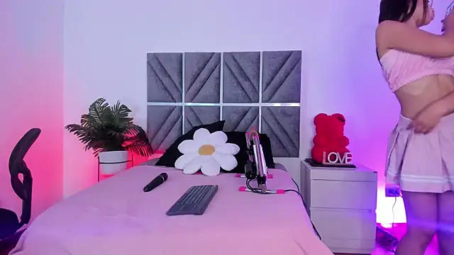 Laura Dicardy online show from February 25, 8:08 pm