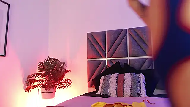 Snapshot of Laura_Dicardy chatting on November 27, 7:36 pm Laura Dicardy online show from November 27, 7:36 pm