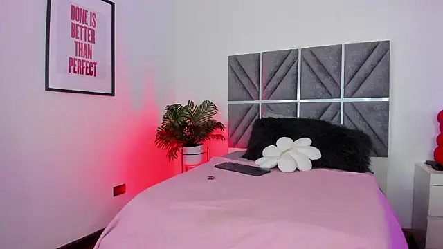 Laura Dicardy online show from March 17, 7:28 pm