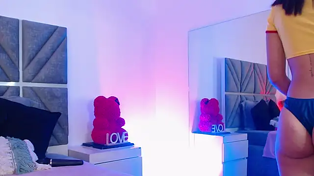 Snapshot of Laura_Dicardy chatting on November 8, 7:39 pm Laura Dicardy online show from November 8, 7:39 pm