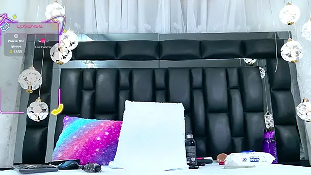 AuraRoss online show from November 28, 7:03 pm