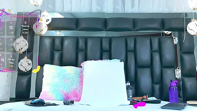 AuraRoss online show from October 29, 7:02 pm