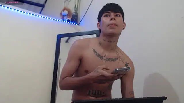 Snapshot of Lukas_strong chatting on November 19, 1:11 pm Lukas strong online show from November 19, 1:11 pm