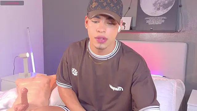 Snapshot of Ken-boy_ chatting on October 31, 11:29 am Ken-boy online show from October 31, 11:29 am