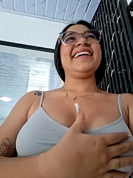 -VICKKY online show from April 22, 2:13 pm