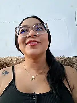 -VICKKY online show from May 12, 2:45 pm