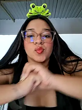 -VICKKY online show from March 24, 1:44 pm