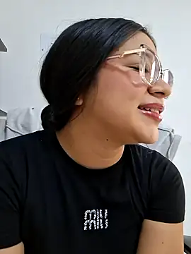 -VICKKY online show from April 9, 2:01 pm