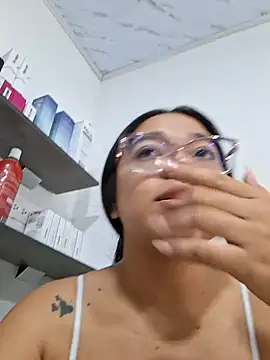 -VICKKY online show from March 13, 2:00 pm