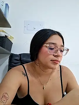 -VICKKY online show from February 18, 7:21 pm