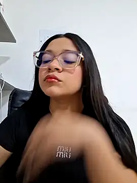 -VICKKY online show from March 26, 1:53 pm