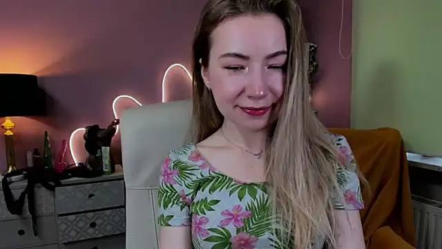 Snapshot of Mia_Tasty chatting on October 4, 6:48 am Mia Tasty online show from October 4, 6:48 am