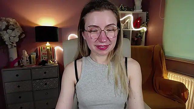 Snapshot of Mia_Tasty chatting on February 15, 7:49 am Mia Tasty online show from February 15, 7:49 am