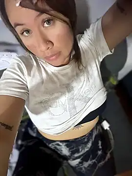 Emiily lee online show from June 23, 9:24 pm