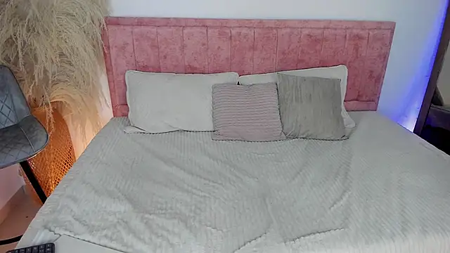 Sofiawilson  online show from November 12, 2:32 pm