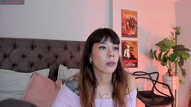 Snapshot of iriiina_veneno chatting on February 24, 10:36 pm iriiina veneno online show from February 24, 10:36 pm