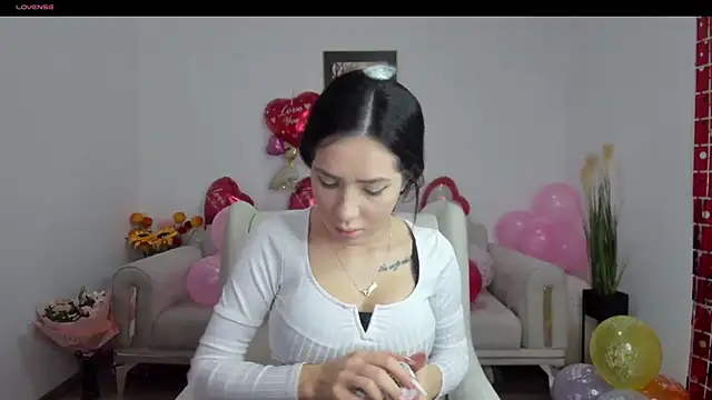 Snapshot of Emmapmg chatting on February 10, 9:58 am Emmapmg online show from February 10, 9:58 am