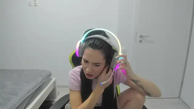 Snapshot of Emmapmg chatting on December 16, 9:46 am Emmapmg online show from December 16, 9:46 am