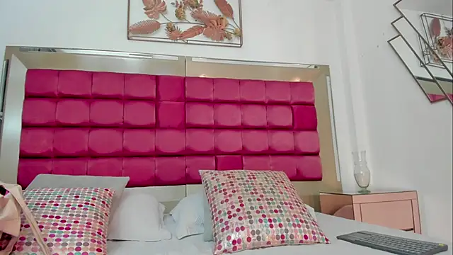 BonnieCute  online show from March 4, 11:45 pm