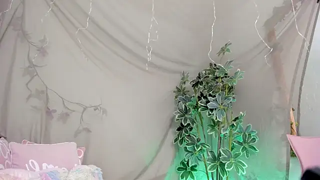 Snapshot of BonnieCute_ chatting on November 23, 11:37 pm BonnieCute online show from November 23, 11:37 pm