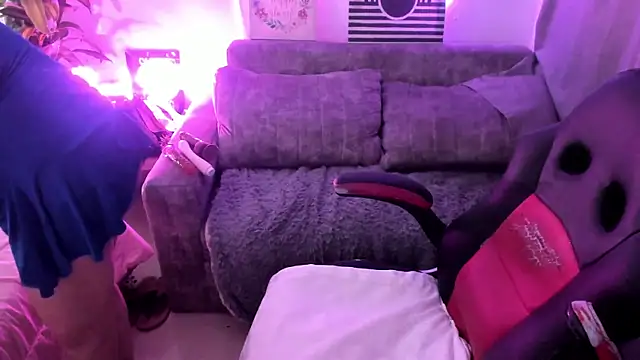 anyclark  online show from December 14, 4:40 am