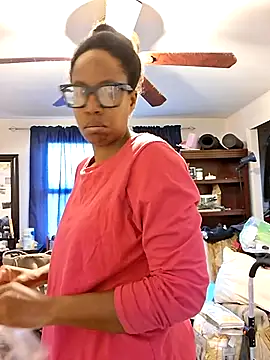 Snapshot of madamsensuale chatting on October 27, 12:06 pm madamsensuale online show from October 27, 12:06 pm