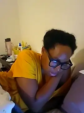 Snapshot of madamsensuale chatting on October 31, 1:35 am madamsensuale online show from October 31, 1:35 am