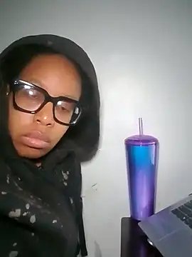 Snapshot of madamsensuale chatting on February 7, 3:01 am madamsensuale online show from February 7, 3:01 am