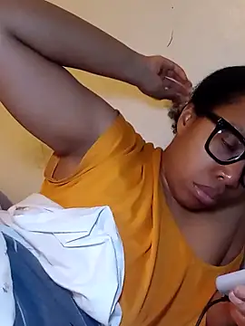 Snapshot of madamsensuale chatting on February 5, 5:09 am madamsensuale online show from February 5, 5:09 am