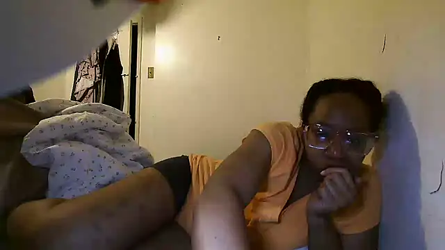 Snapshot of madamsensuale chatting on March 6, 12:10 am madamsensuale online show from March 6, 12:10 am