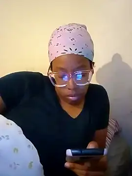 Snapshot of madamsensuale chatting on January 9, 12:25 am madamsensuale online show from January 9, 12:25 am