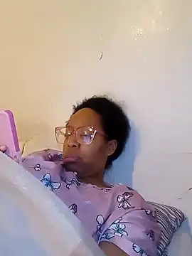 Snapshot of madamsensuale chatting on February 20, 9:33 am madamsensuale online show from February 20, 9:33 am